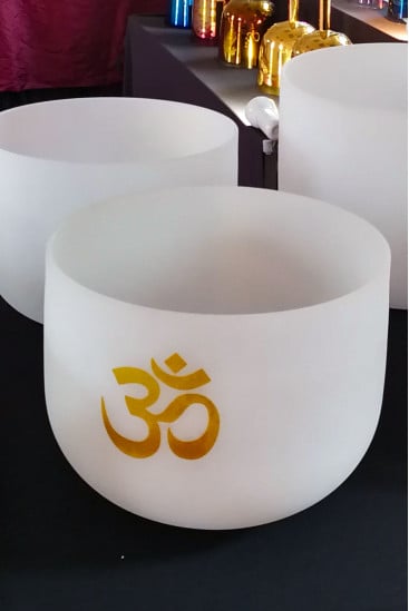 OM 432 Hz barvna kristalna posoda 30 cm – Cristal Vibrasons